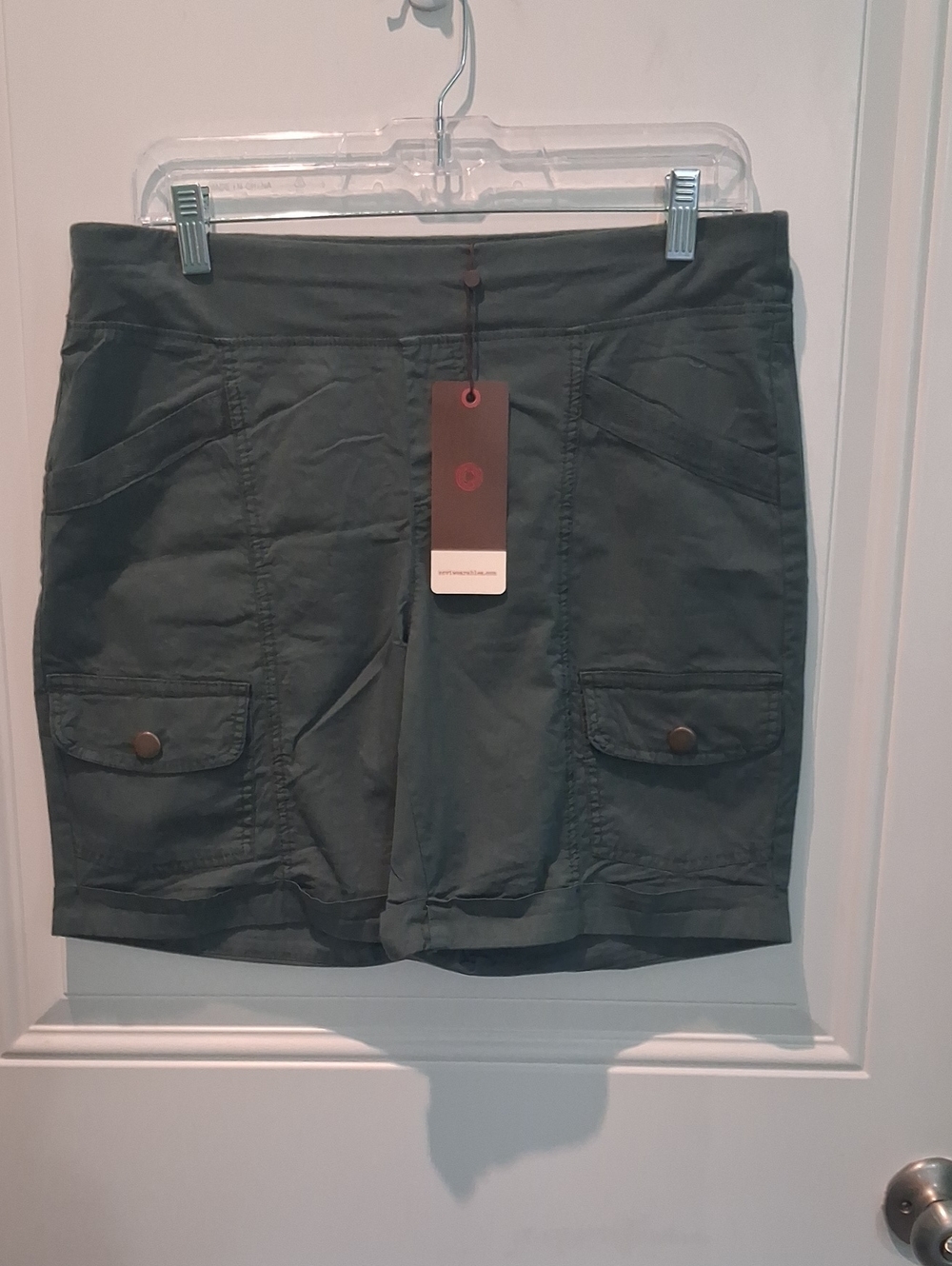 NWT--WOMEN'S XCVI WEARABLES  CLARISSA CARGO SHORTS IN OCEAN STORM PIGMENT!